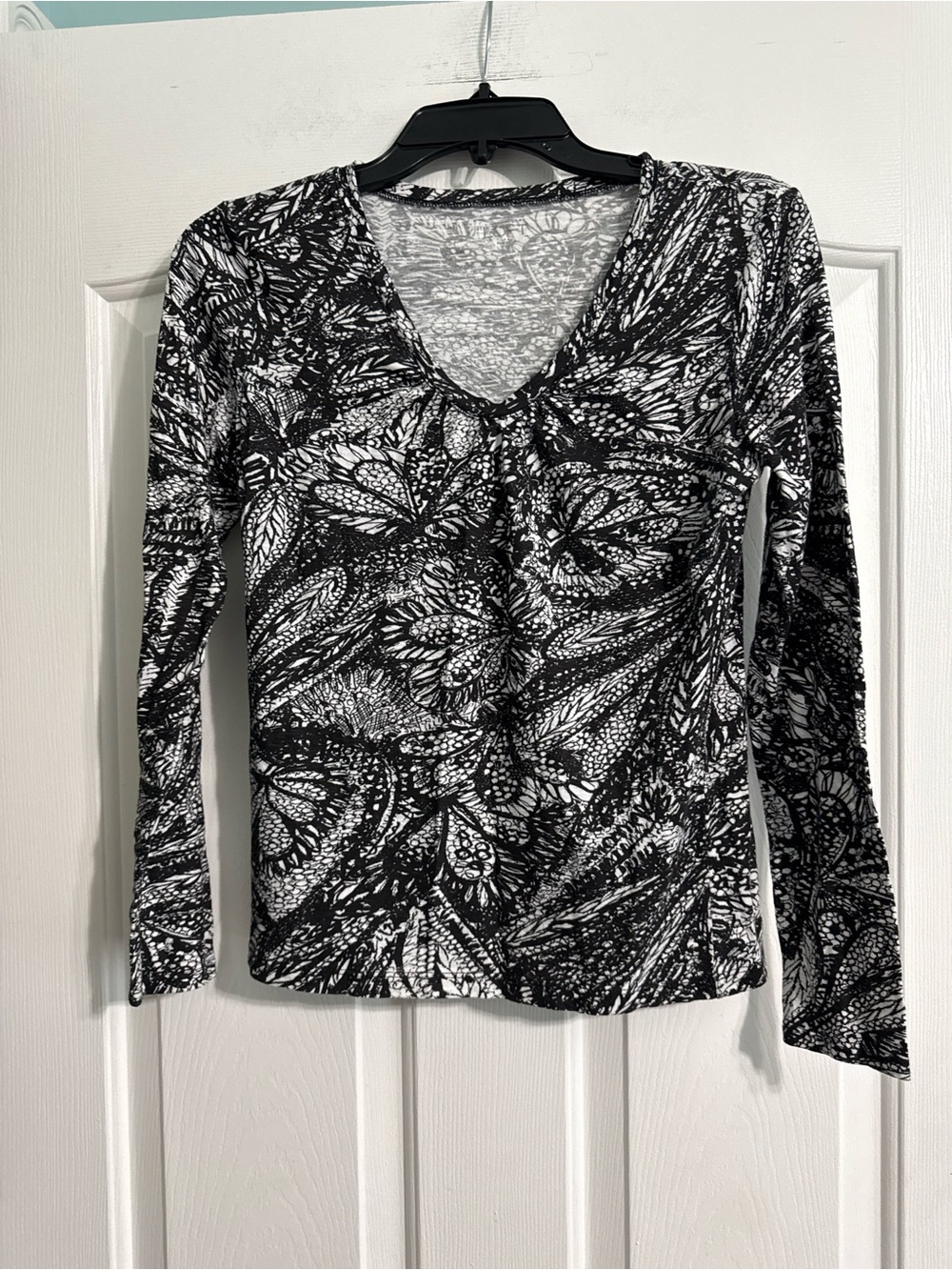 LOFT Black & White V-Neck Long Sleeve Printed Top